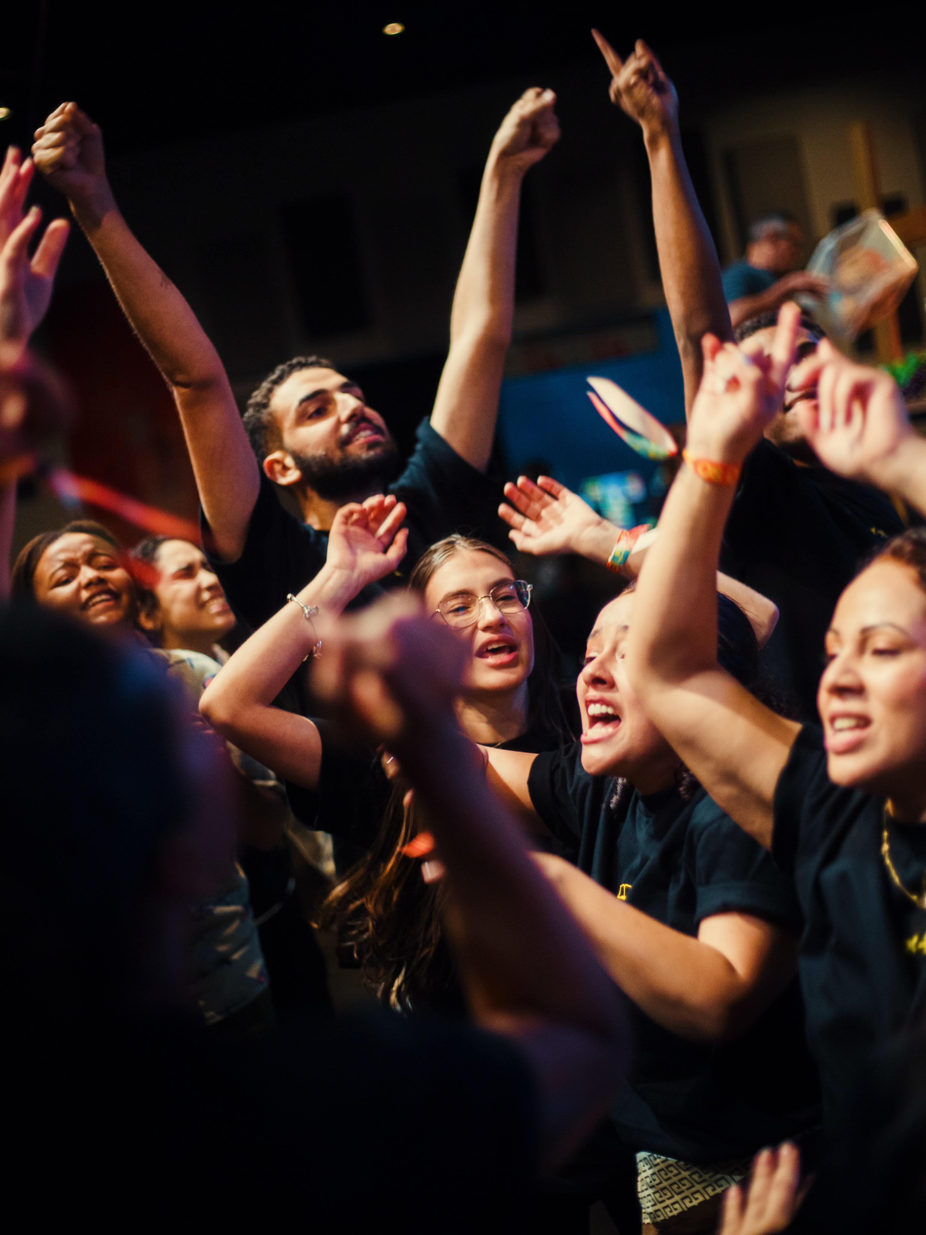 Jovens reunidos em um encontro da Injesus